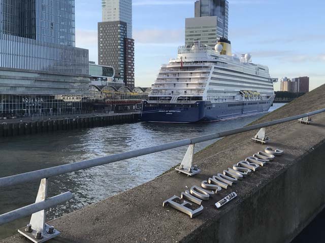 Cruiseschip ms Hanseatic Spirit van Hapag-Lloyd Cruises aan de Cruise Terminal Rotterdam
